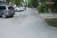 Примэрия Комрата продолжает проводить благоустройство дворов совместно с жителями